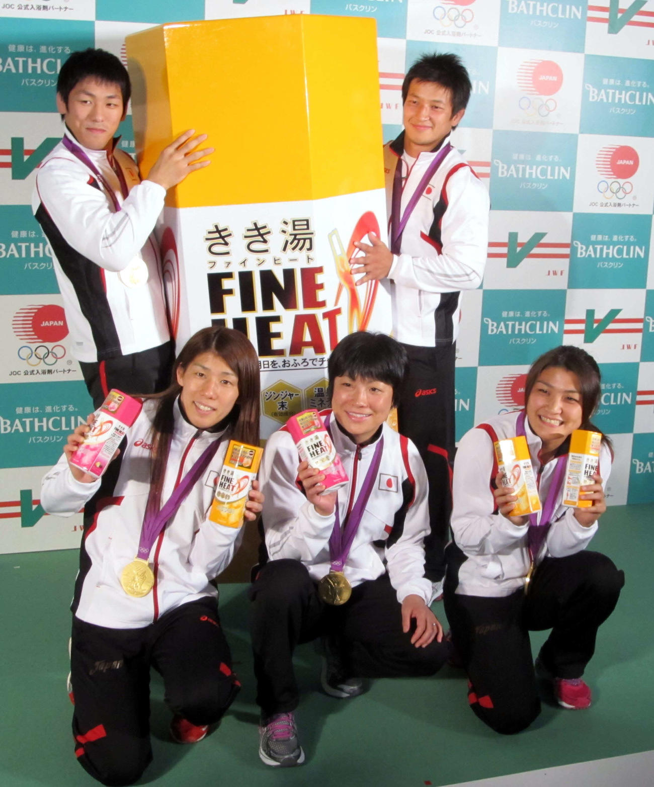 新商品の「きき湯FINE HEAT」を持ってPRする前列左から吉田、小原さん、伊調、後列左から米満、松本
