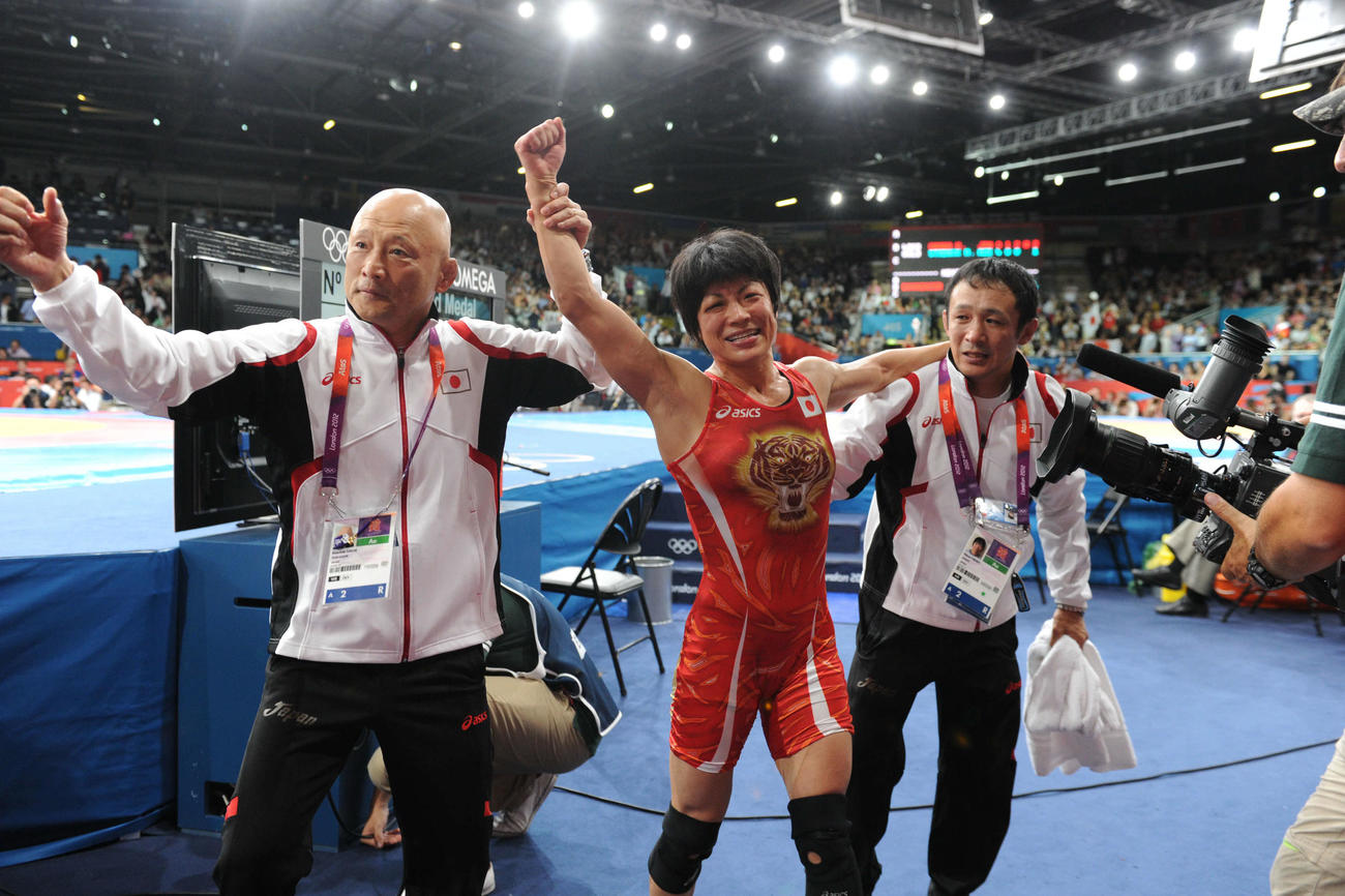女子フリー48キロ級で制しうれし涙を流す小原日登美（中央）。左から栄監督、1人おいて笹山コーチ（撮影・たえ見朱実）