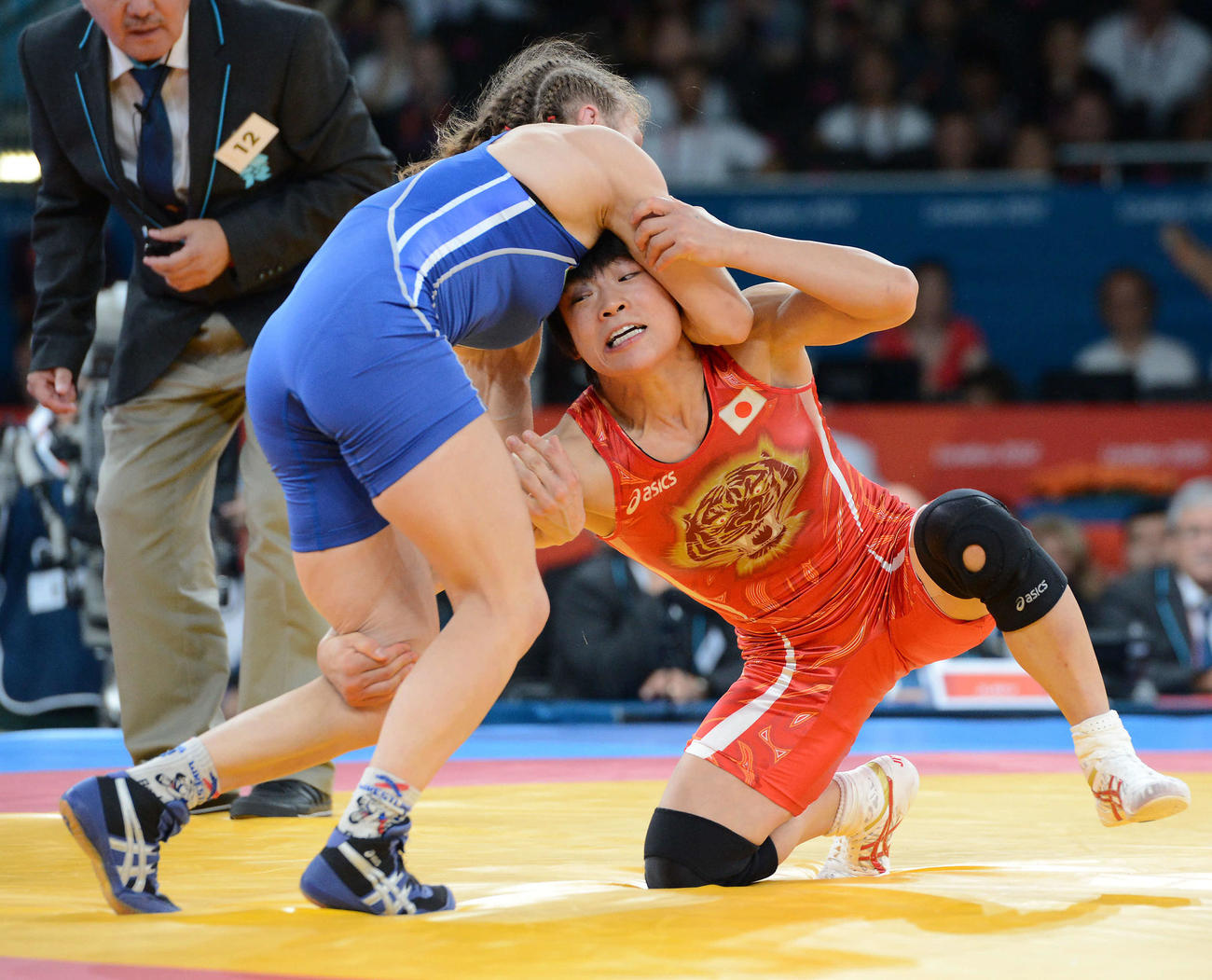 女子フリー48キロ級決勝　マリア・スタドニク（左）に攻め込む小原日登美さん（撮影・たえ見朱実）