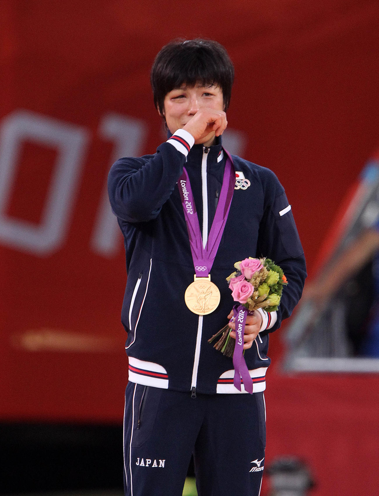 ロンドン五輪　13日目　レスリング女子48キロ級決勝　金メダルの小原日登美さんは、表彰台の真ん中で涙ぐんだ＝2012年8月8日