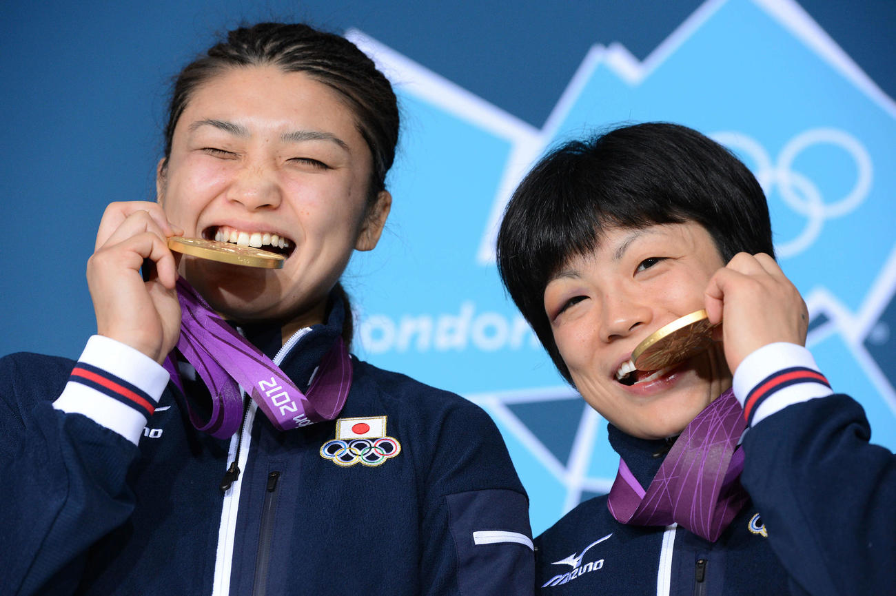 試合後、金メダルをかじり笑顔を見せる伊調（左）と小原さん（撮影・たえ見朱実）