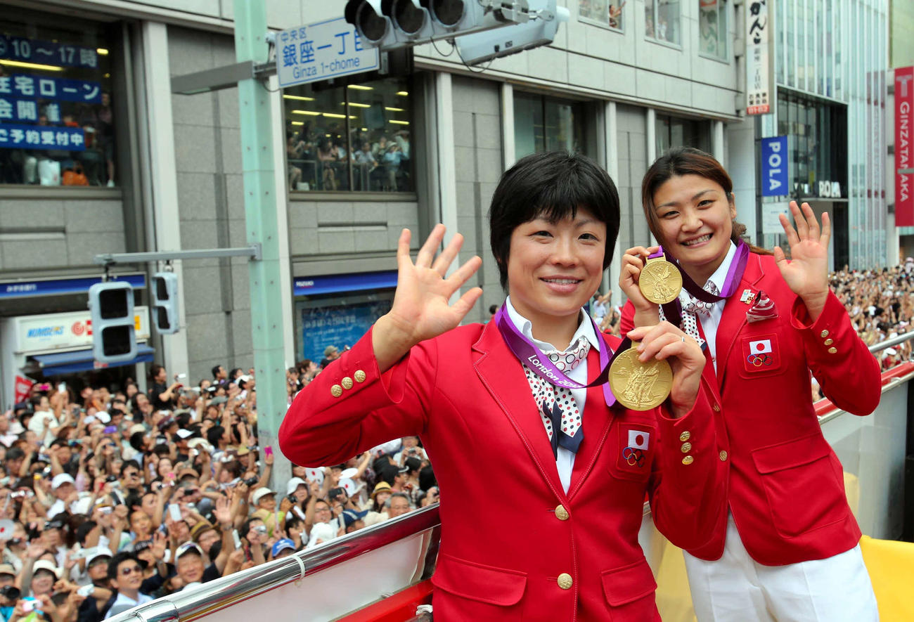 パレードの車上で手を振るレスリング女子の小原日登美さん（左）と伊調馨（2012年8月20日撮影）