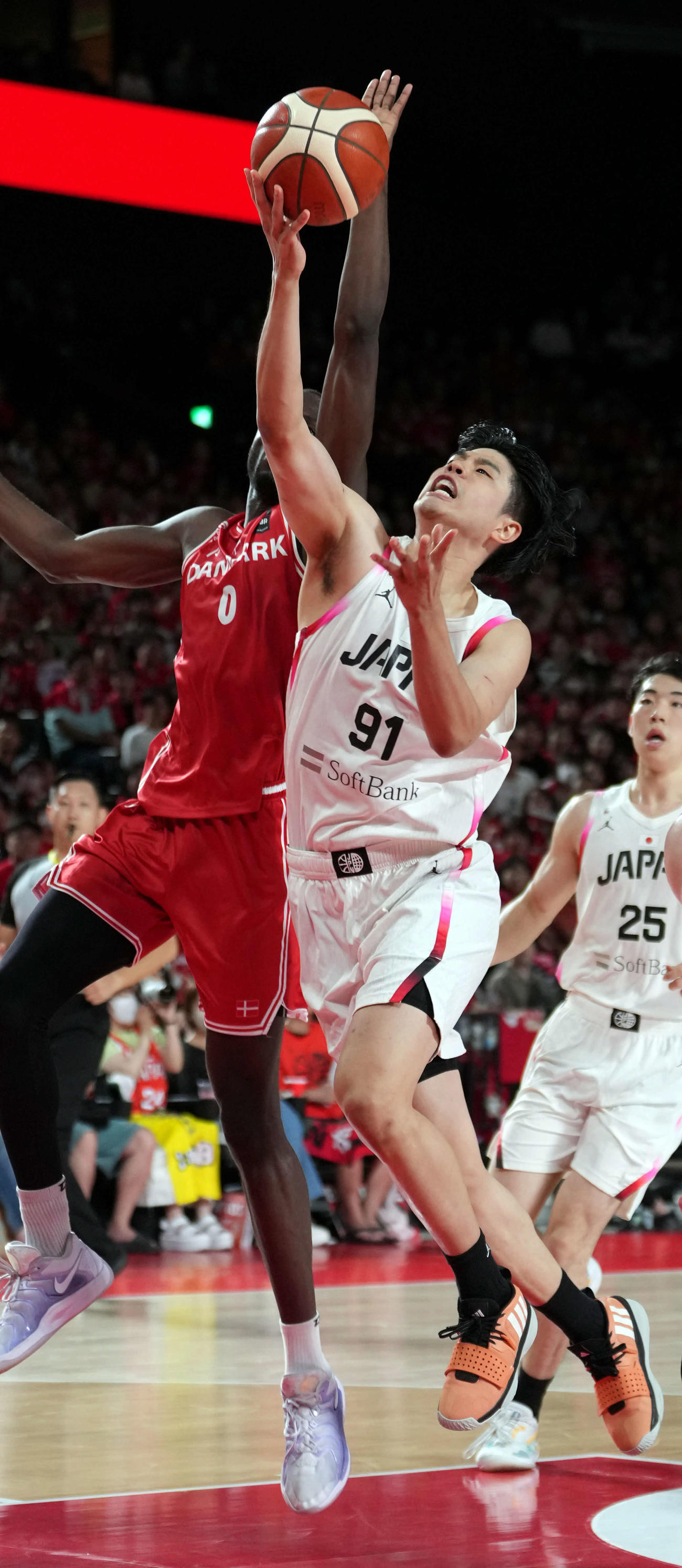 バスケットボール男子　国際強化試合　日本対デンマーク　第2Q、強引にシュートを放つ吉井（撮影・小島史椰）