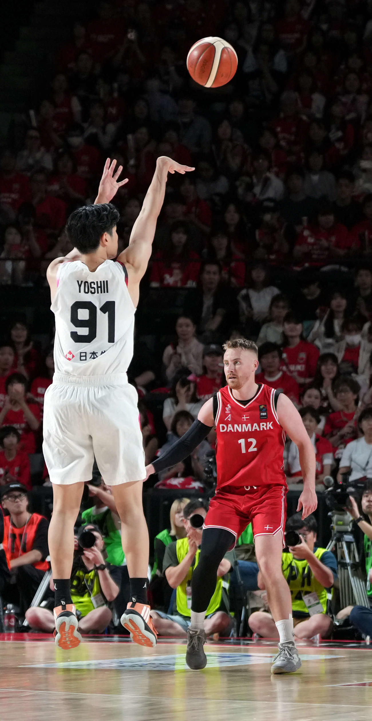 バスケットボール男子　国際強化試合　日本対デンマーク　第3Q、3Pを放つ吉井（撮影・小島史椰）