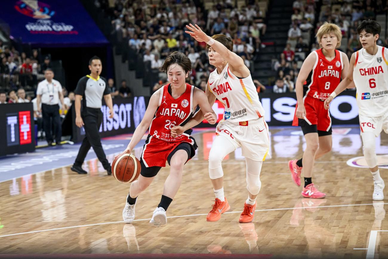 アジア・カップ準決勝の中国戦で攻め込む日本の田中こころ（左）（C）FIBA