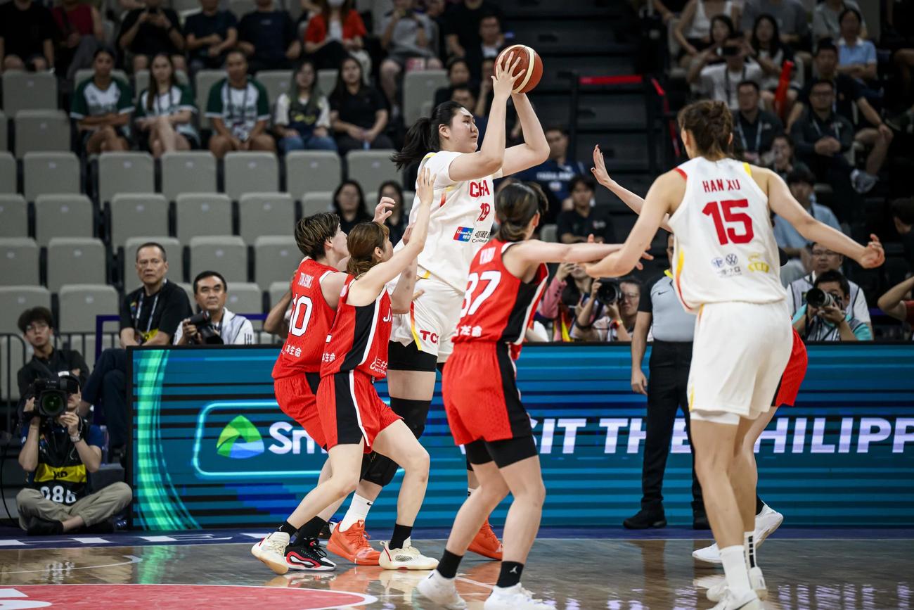 アジア・カップ準決勝の日本戦でシュートを打つ中国の張子宇（C）FIBA