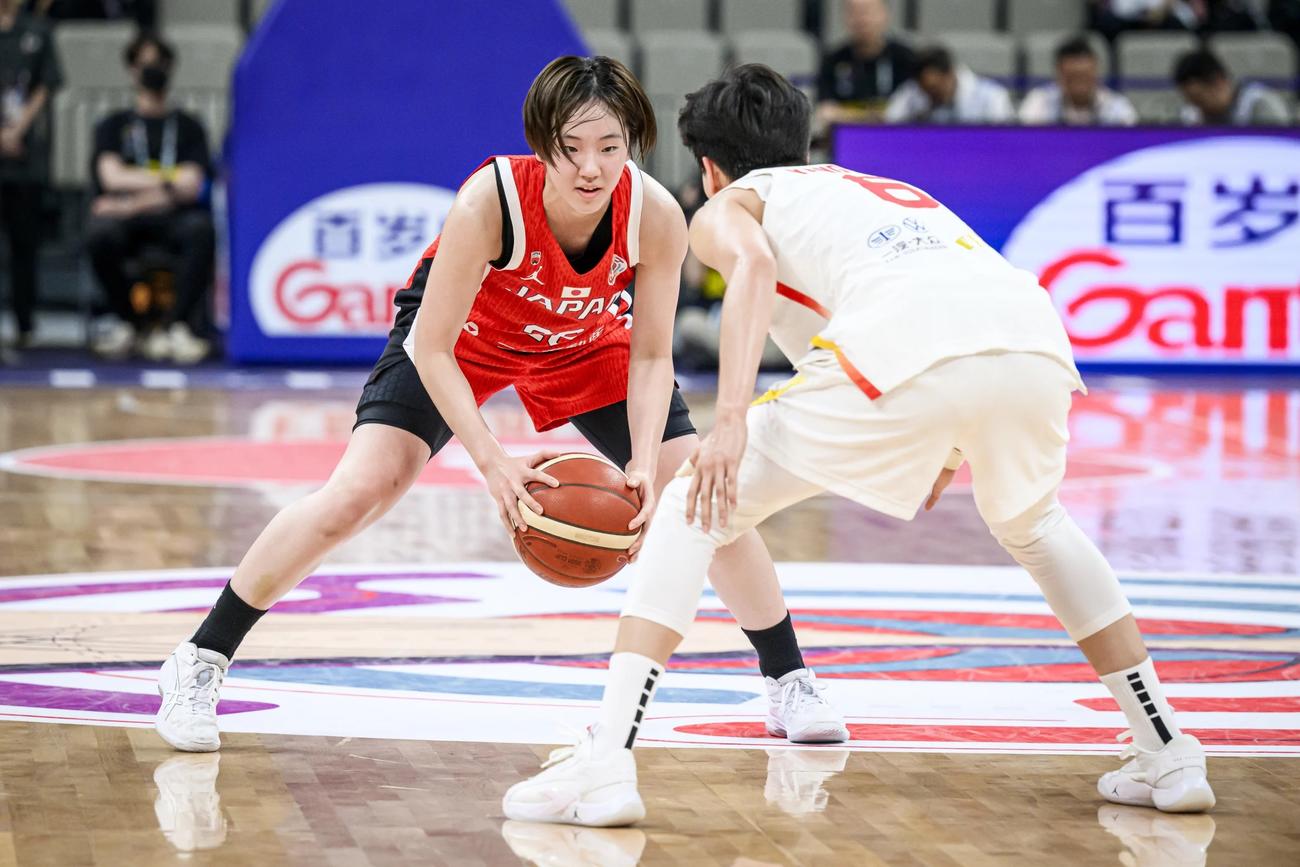 アジア・カップ準決勝の中国戦でボールを持つ日本の田中こころ（C）FIBA