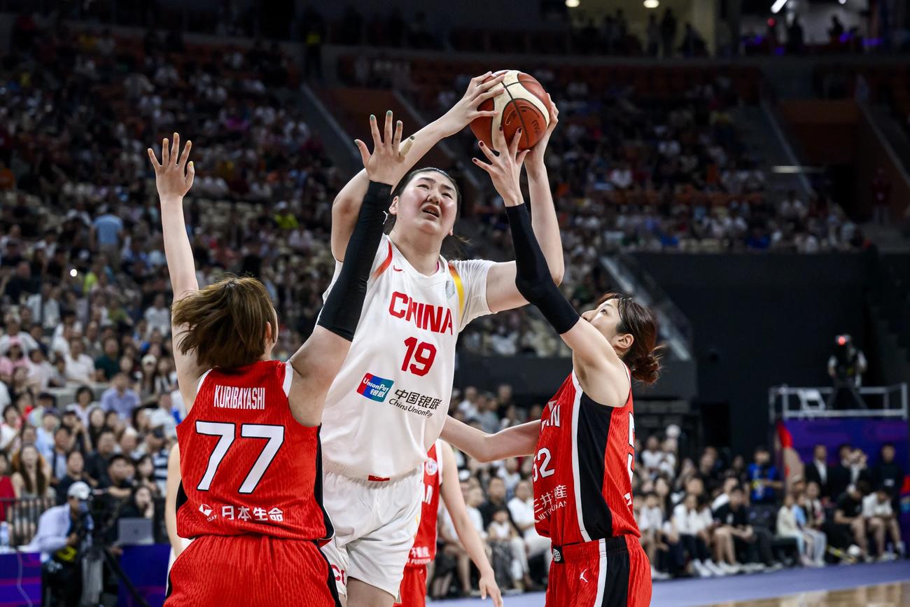 アジア・カップ準決勝の日本戦でシュートを打つ中国の張子宇（C）FIBA