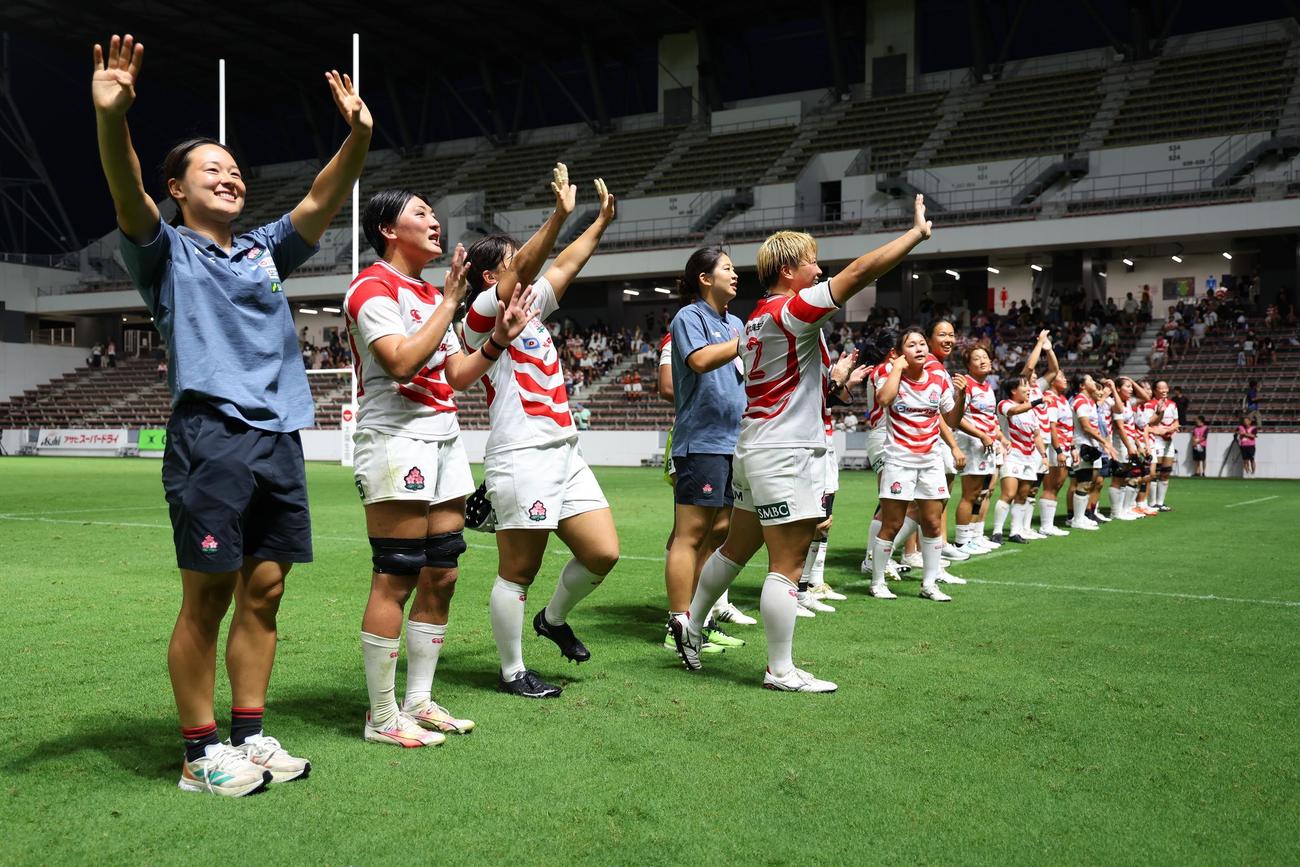 スペインとの第1戦を制し、喜ぶ女子15人制日本代表（C）JRFU