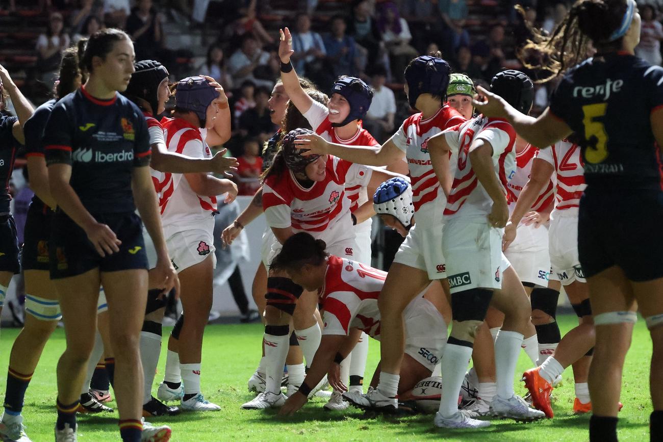 スペインとの第1戦で喜ぶ女子15人制日本代表（C）JRFU