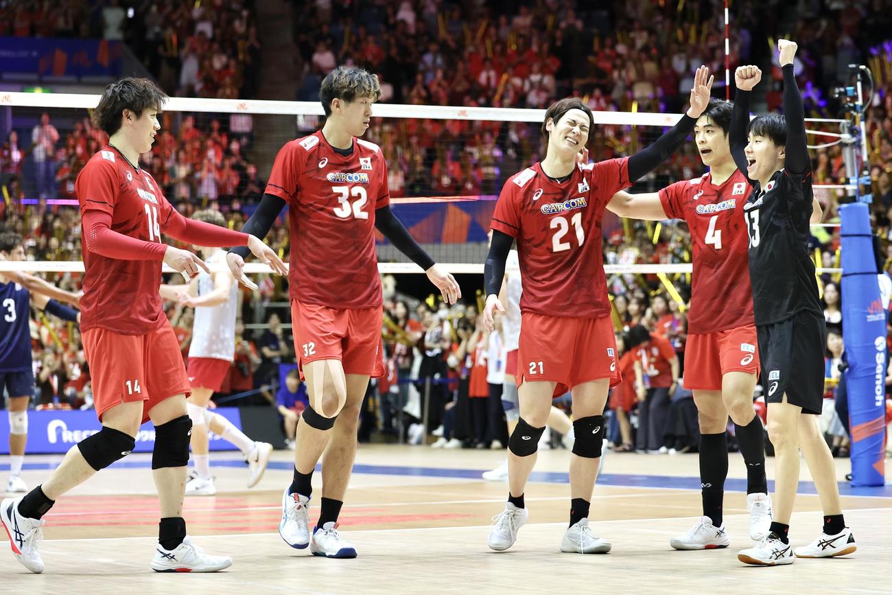 日本対米国　第2セットを奪った日本（撮影・宮地輝）