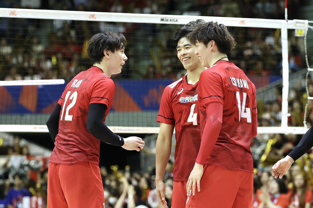 日本対米国　第2セット、ポイントを奪い笑顔を見せる、左から高橋、宮浦、石川（撮影・宮地輝）