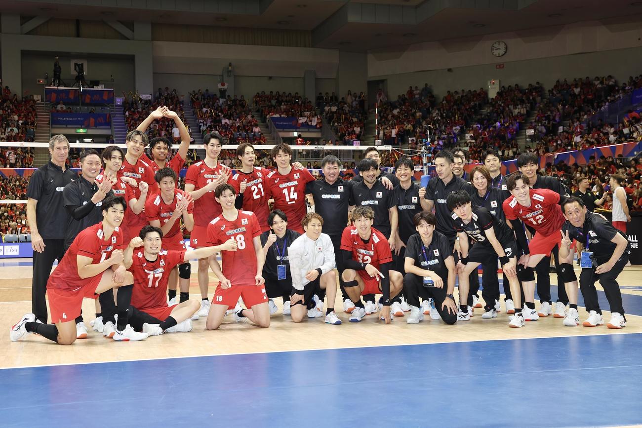 日本対米国　勝利し笑顔で記念撮影する日本（撮影・宮地輝）