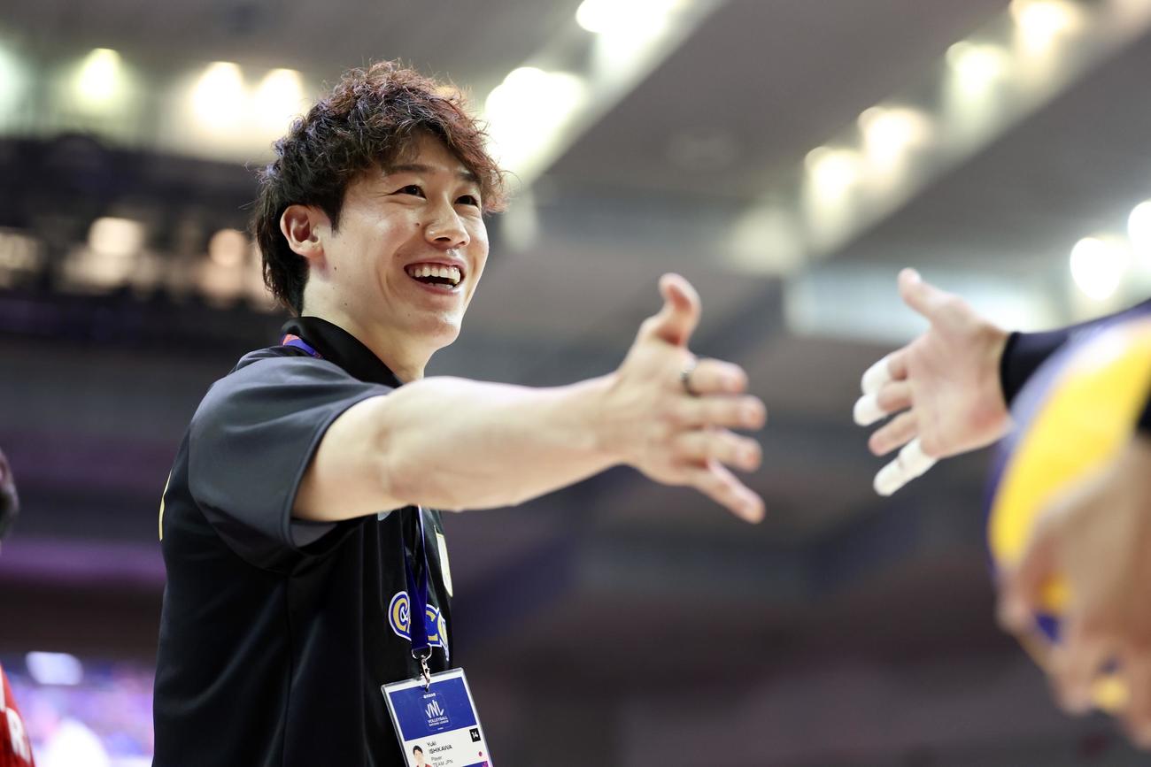 日本対ブラジル　試合前、チームメートと笑顔でタッチを交わす石川（撮影・宮地輝）