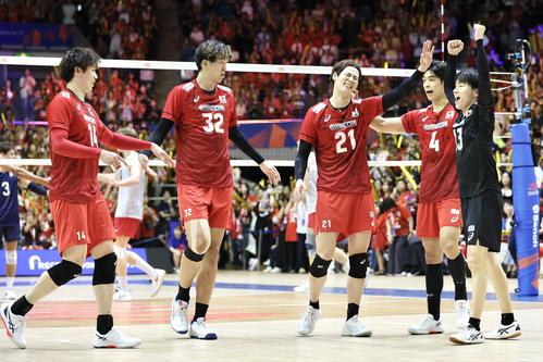 日本対米国　第2セットを奪った日本（撮影・宮地輝）