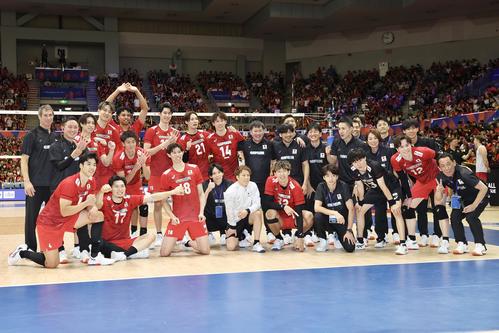 日本対米国　勝利し笑顔で記念撮影する日本（撮影・宮地輝）