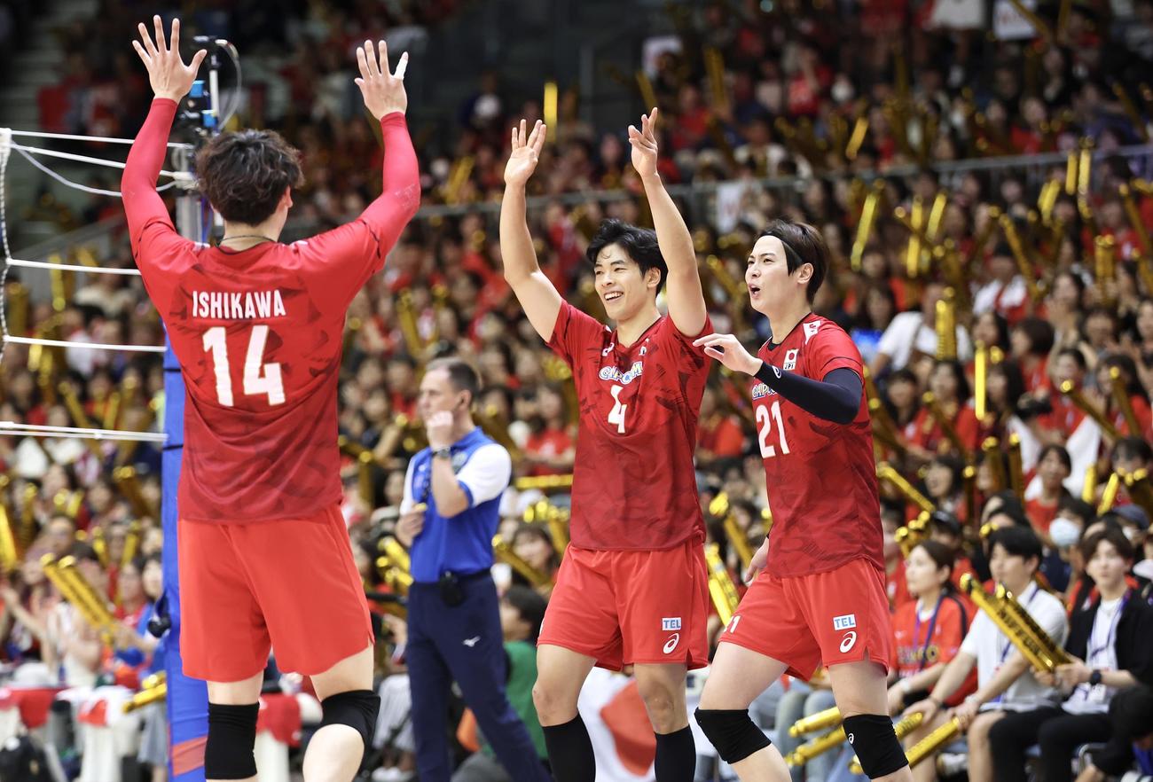 日本対米国　第2セット、スパイクを決め石川（左）と永露（右）と喜ぶ宮浦（撮影・宮地輝）