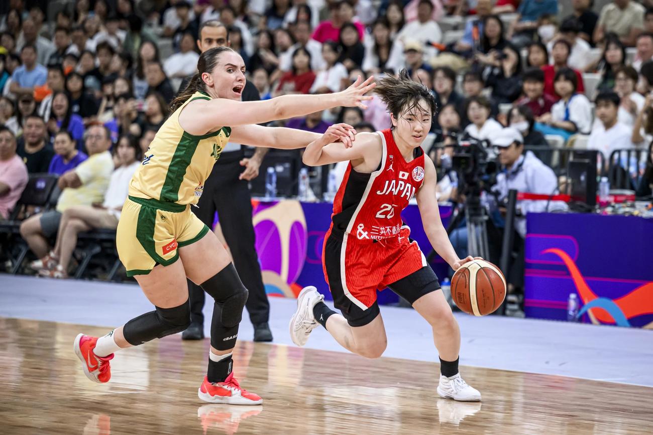 アジア・カップ決勝のオーストラリア戦で攻め込む日本の田中こころ（右）（C）FIBA