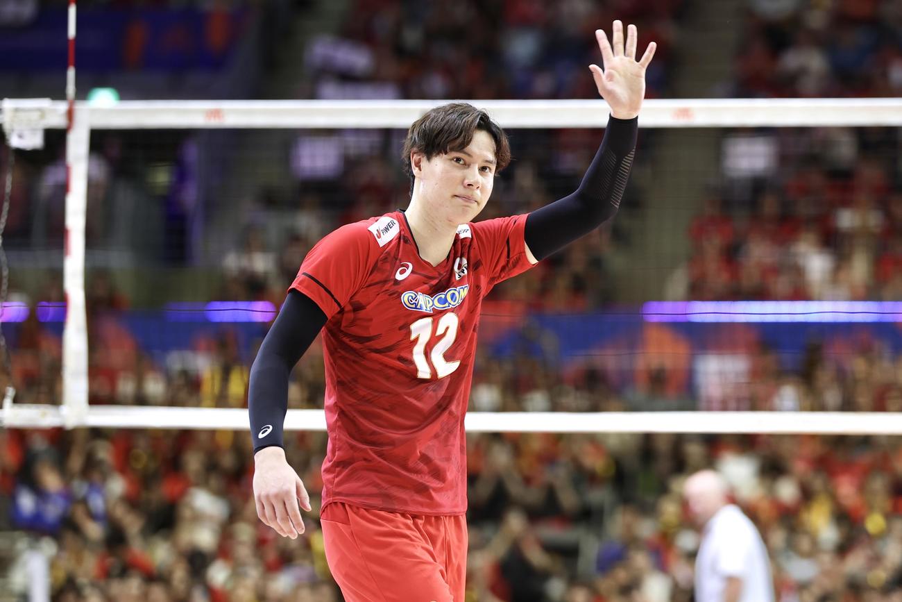 日本対米国　勝利し、笑顔で手を振る高橋（撮影・宮地輝）