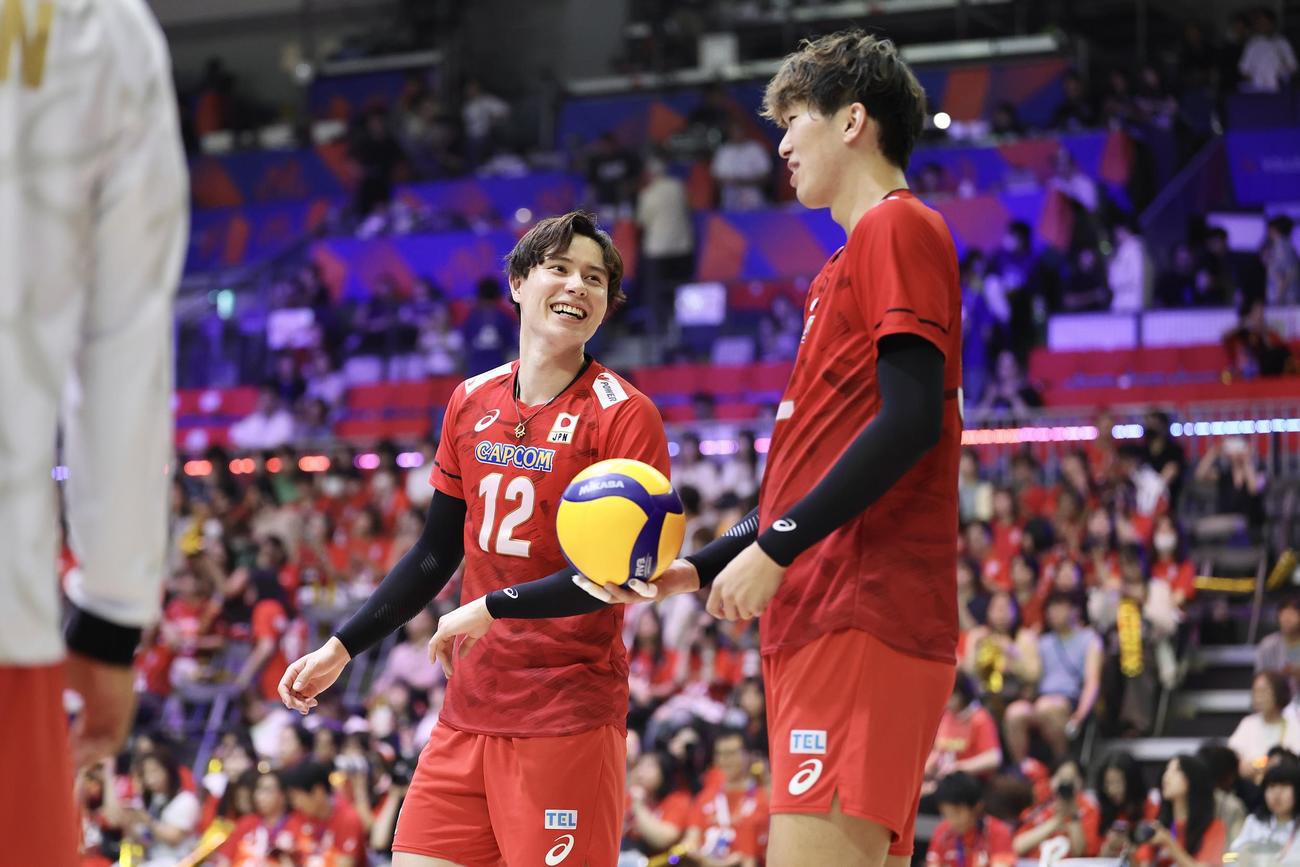 日本対米国　試合前、佐藤（右）と笑顔を見せる高橋（撮影・宮地輝）