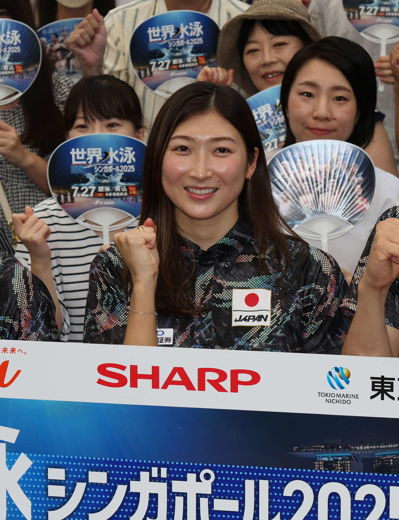 選手壮行会でガッツポーズを見せる池江（撮影・増田悦実）