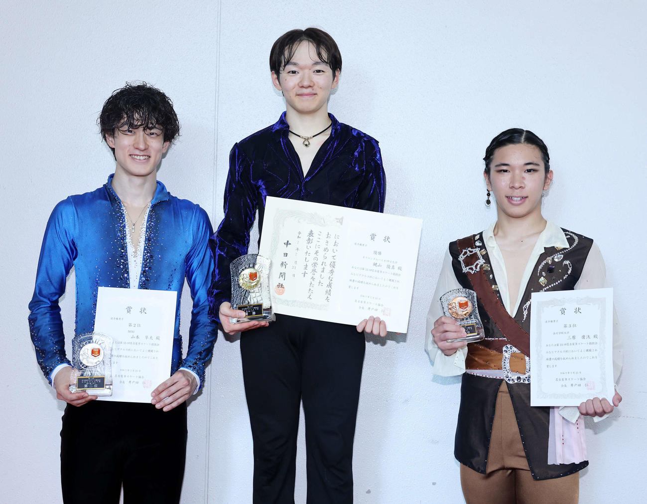 優勝した鍵山（中央）、2位の山本（左）、3位の三原（撮影・鈴木正人）