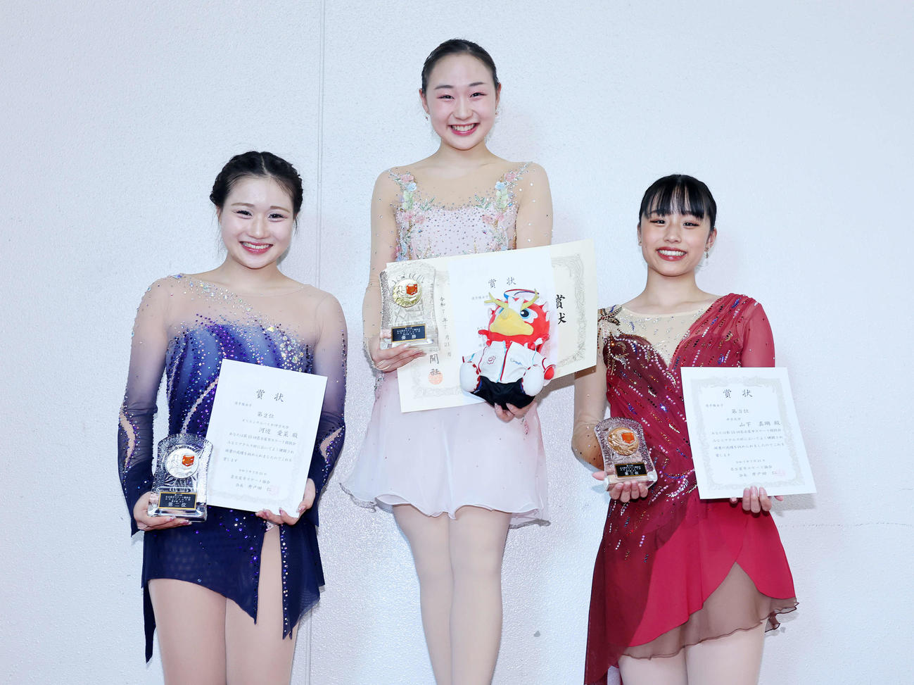 優勝した松生（中央）、2位の河辺（左）、3位の山下（撮影・鈴木正人）