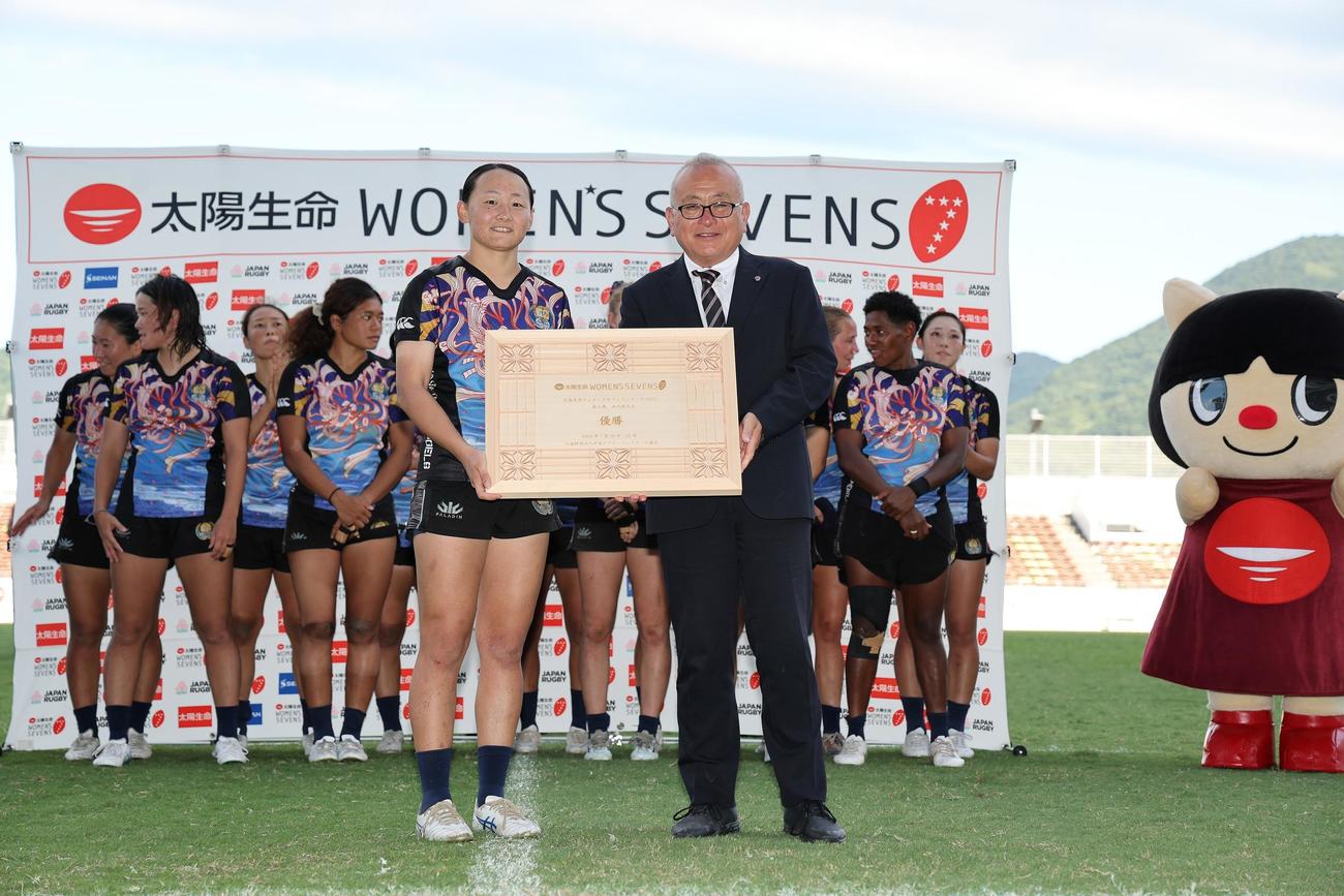 優勝したながとブルーエンジェルスの選手ら（C）JRFU