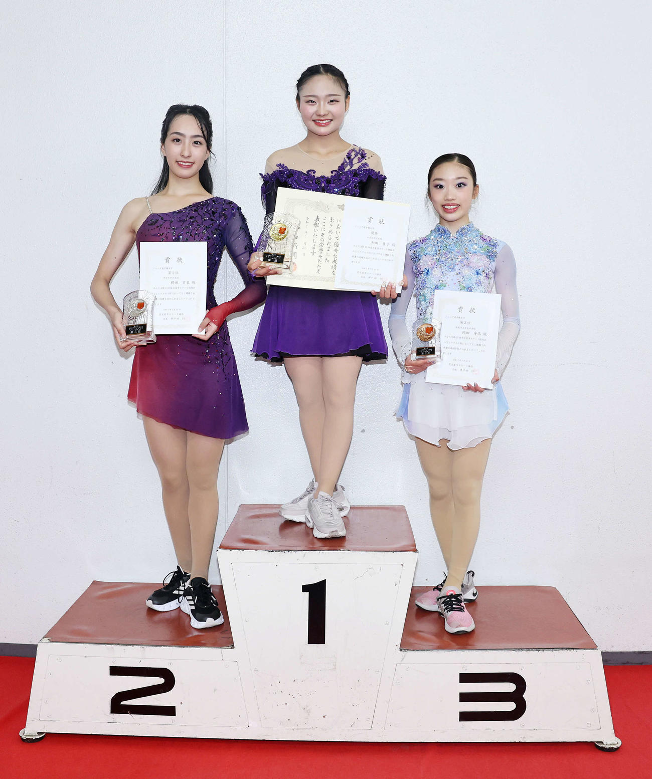 ジュニア女子優勝の和田（中央）、2位の櫛田（左）、3位の岡田（撮影・鈴木正人）