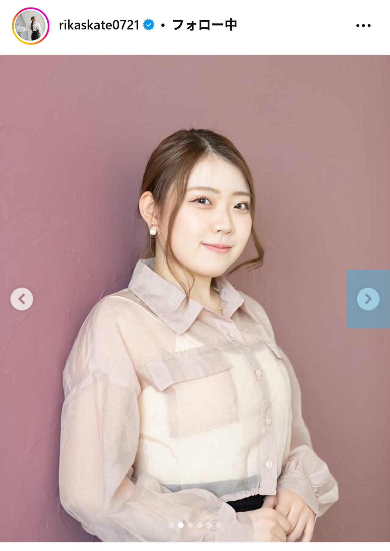 シースルーのピンクベージュの長袖ブラウス姿で微笑む紀平梨花（インスタグラムから）