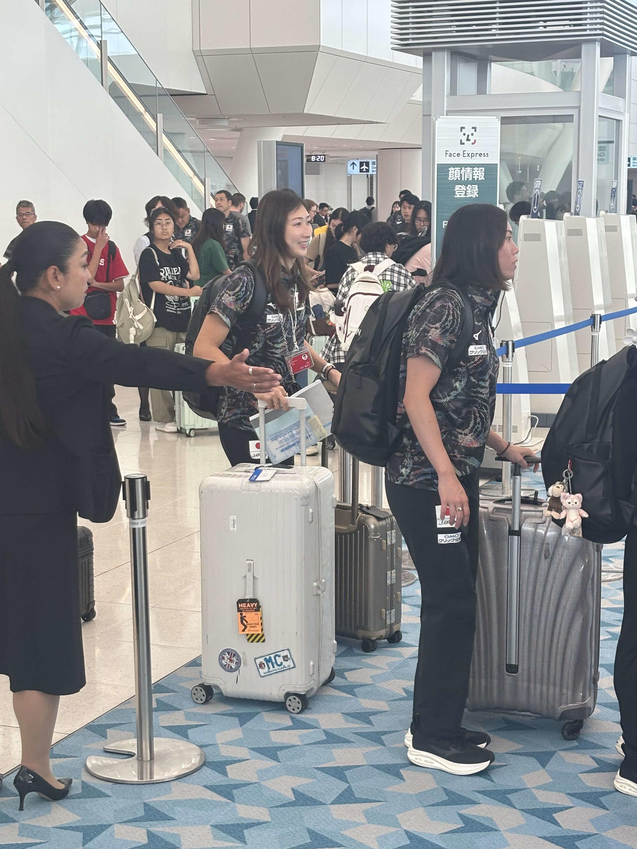 世界選手権が行われるシンガポールへの出発前、羽田空港で手続きをする池江璃花子（中央）（撮影・松本航）
