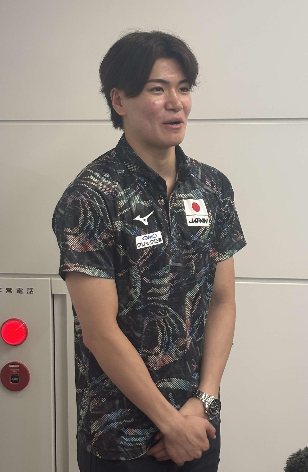 世界選手権が行われるシンガポールへの出発前、羽田空港で思いを語る松下知之（撮影・松本航）