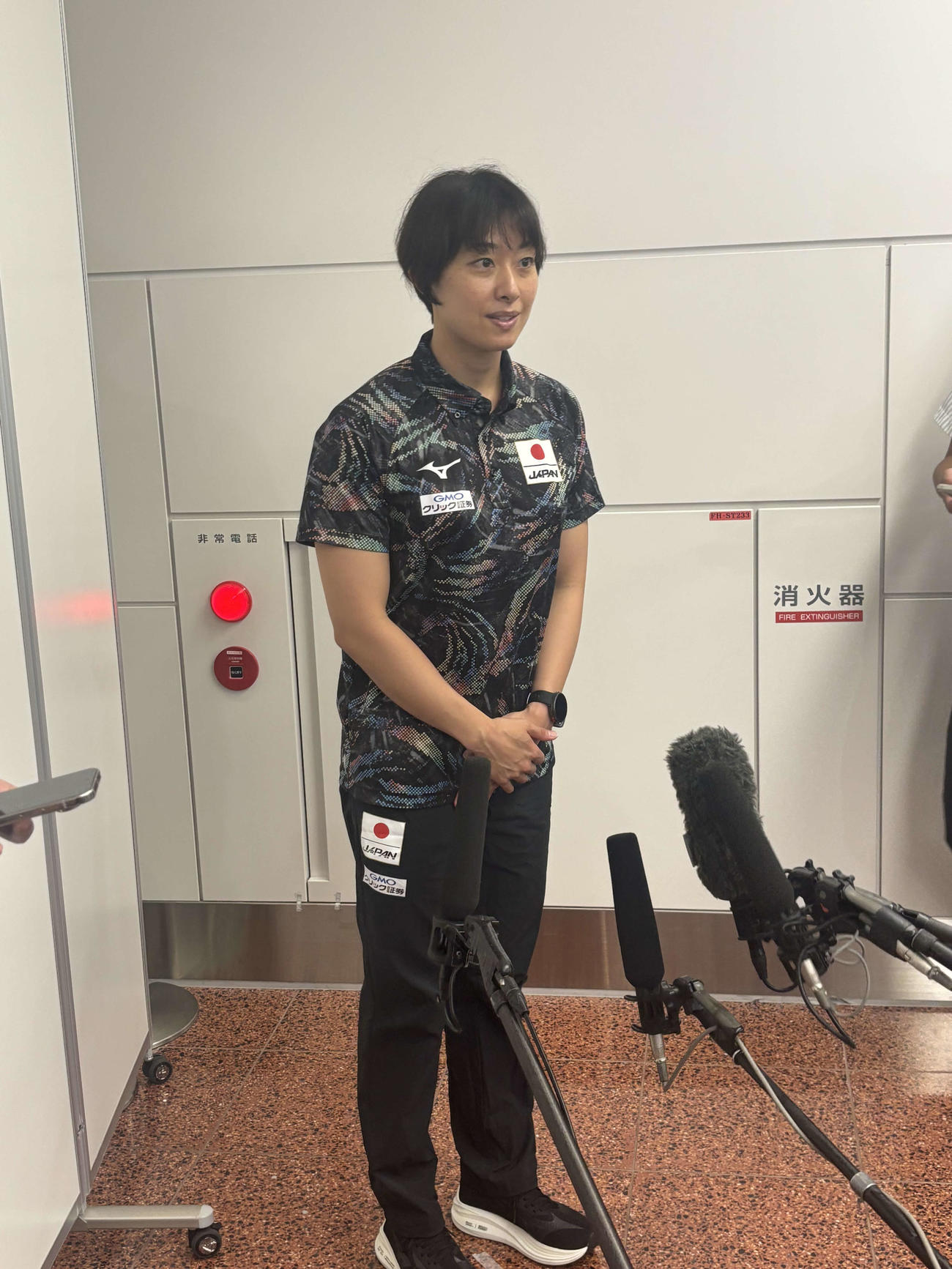 世界選手権が行われるシンガポールへの出発前、羽田空港で思いを語る鈴木聡美（撮影・松本航）