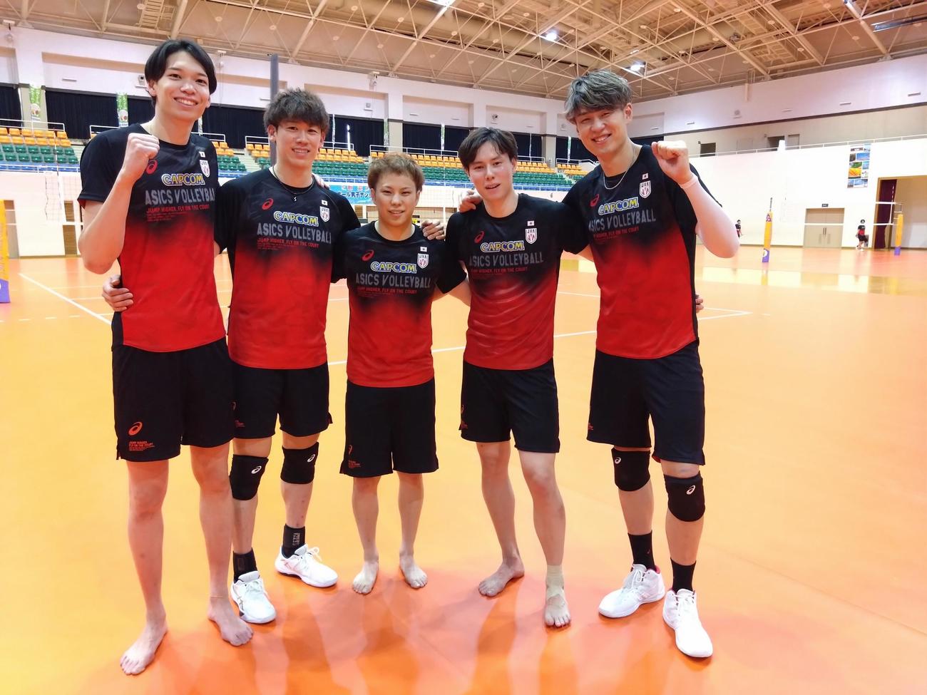 ポーズを取る（左から）山内、石川、山本、高橋、小野寺（C）JVA