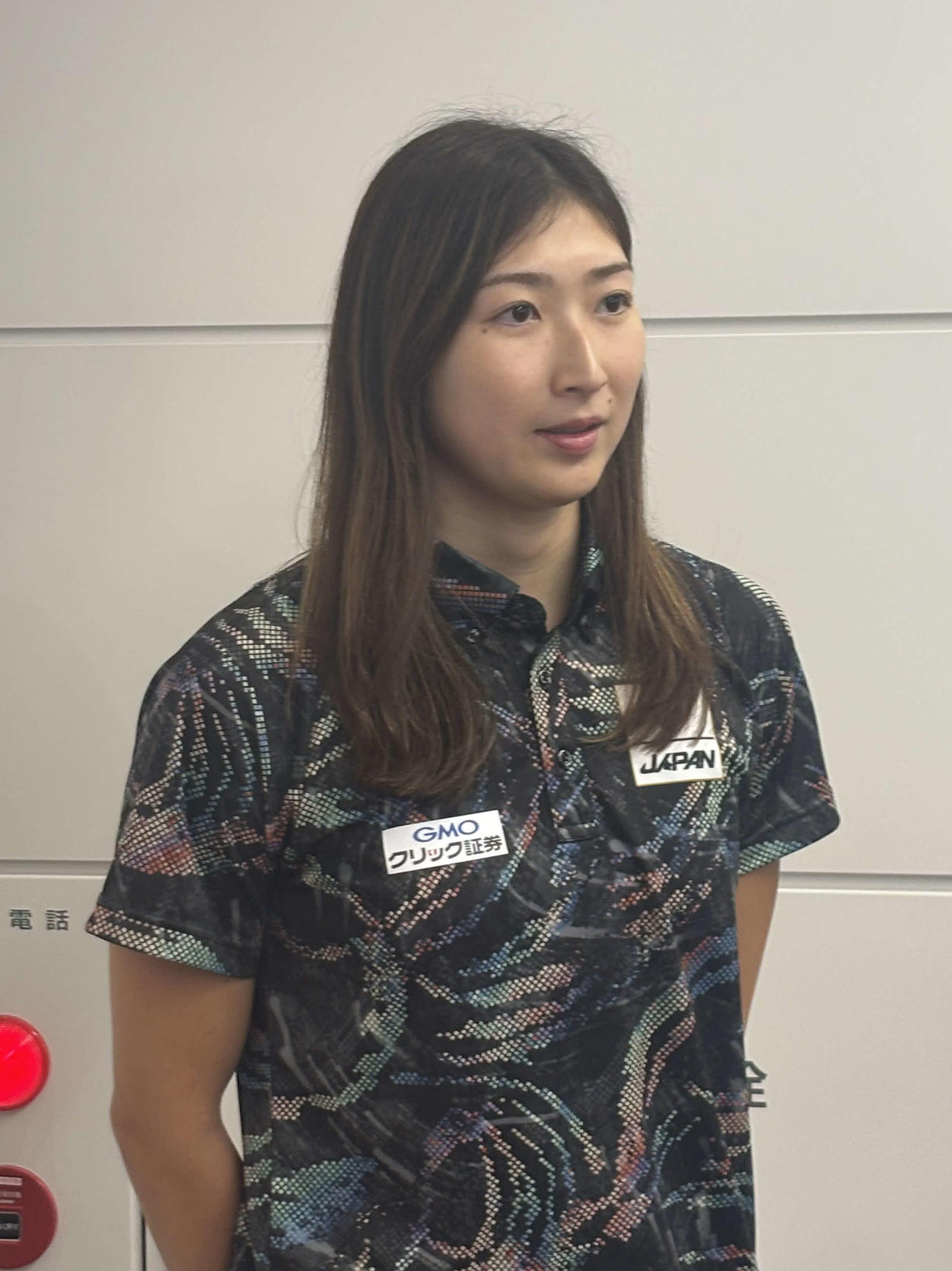 世界選手権が行われるシンガポールへの出発前、羽田空港で思いを語る池江璃花子（撮影・松本航）