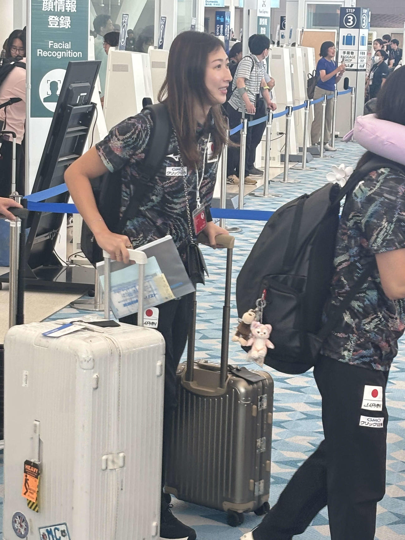 世界選手権が行われるシンガポールへの出発前、羽田空港で手続きをする池江璃花子（撮影・松本航）