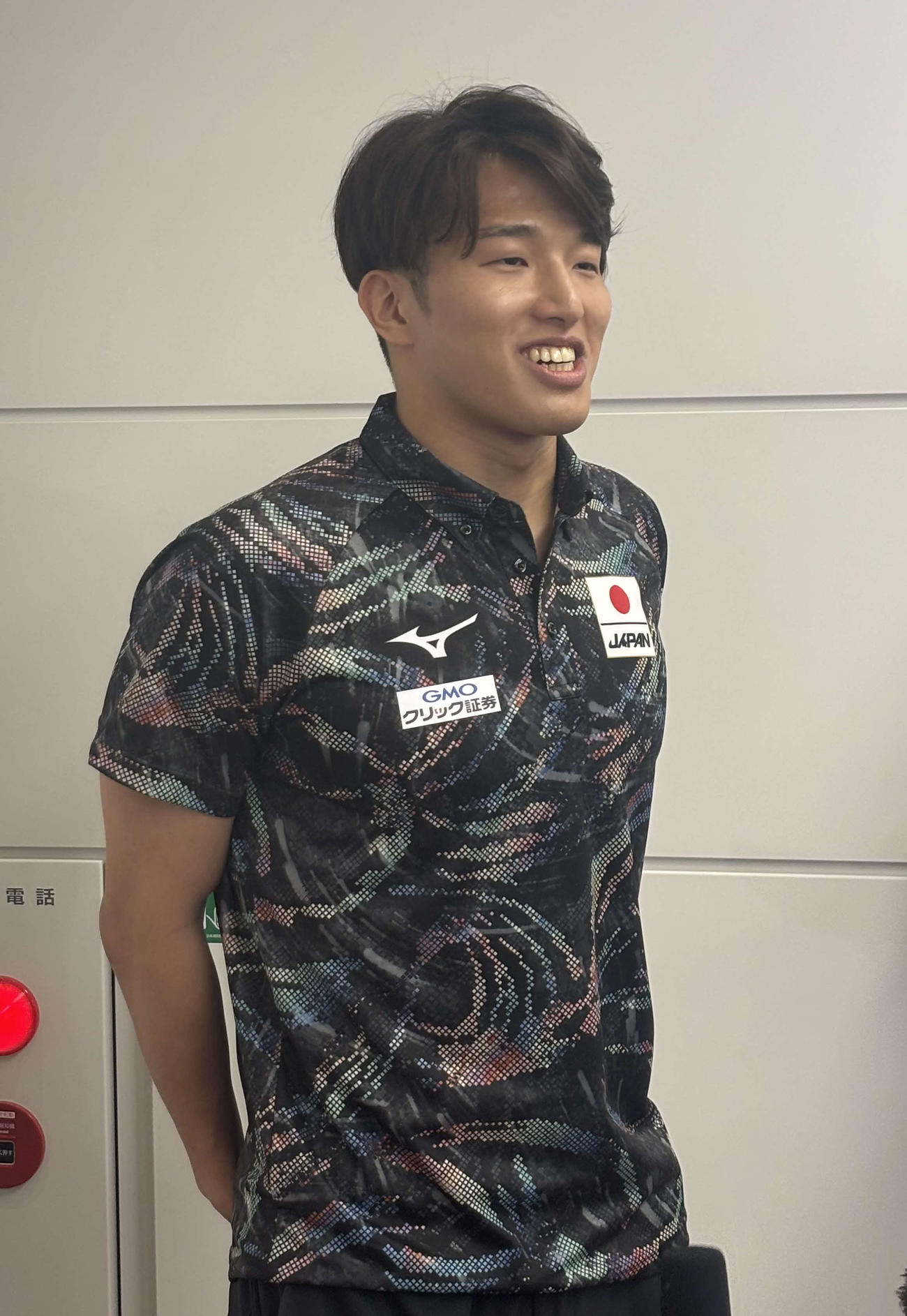 世界選手権が行われるシンガポールへの出発前、羽田空港で思いを語る深沢大和（撮影・松本航）