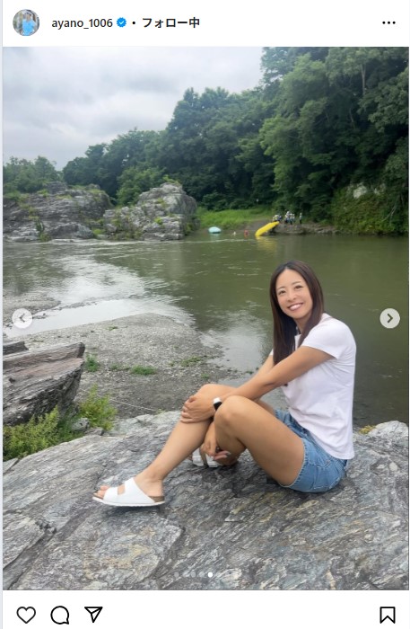 白Tにデニムショートパンツ姿の園田彩乃（園田彩乃のインスタグラムから）