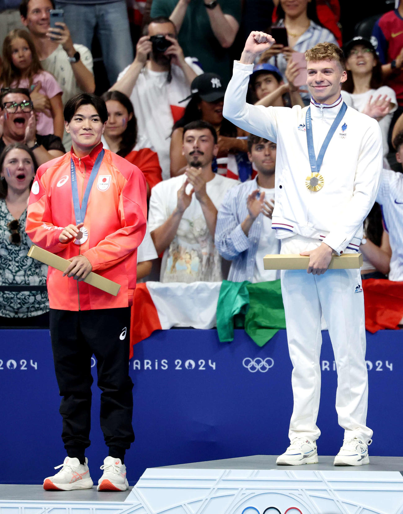 パリ五輪の男子400メートル個人メドレー決勝で銀メダルの松下（左）と金メダルのマルシャン（2024年7月撮影）