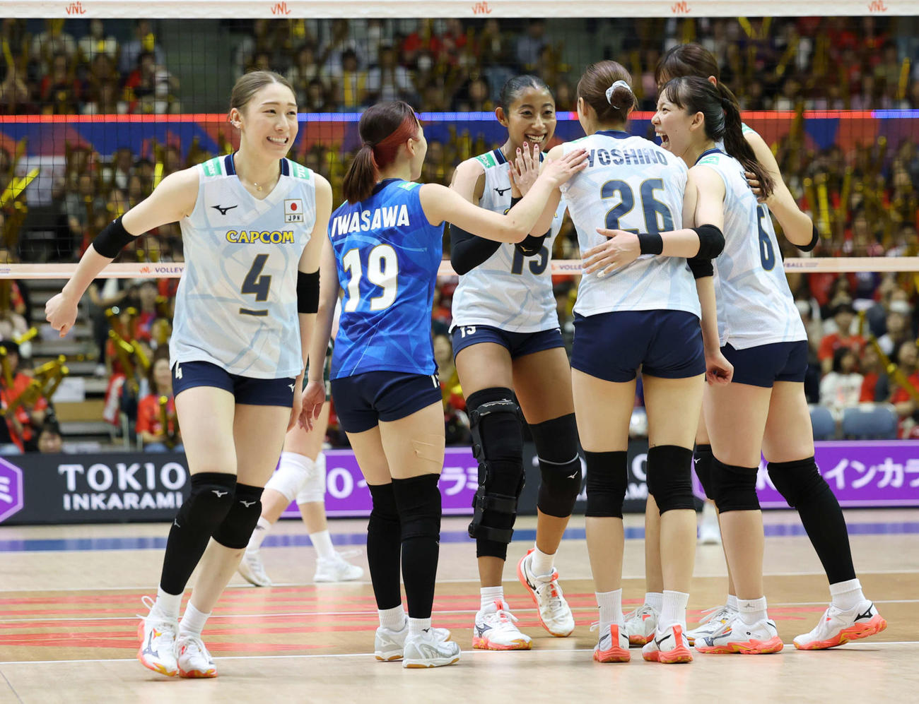 石川真佑（左）（2025年7月12日撮影）