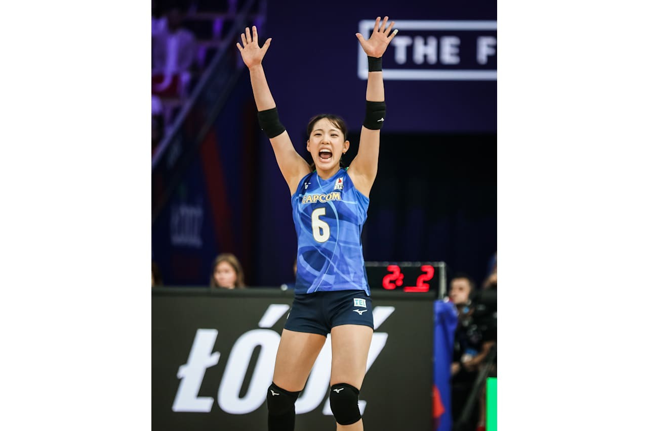 笑顔を見せる女子日本代表の関（C）FIVB