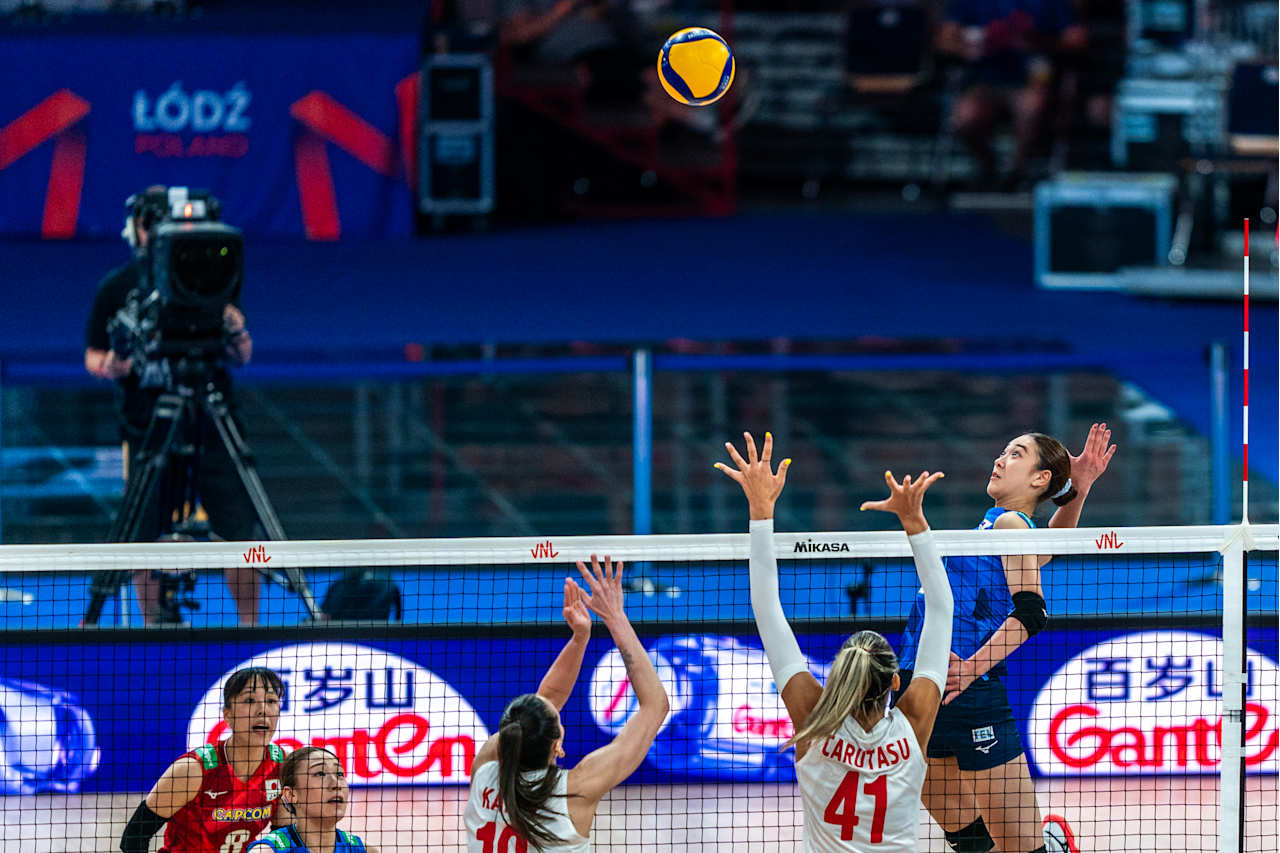 スパイクを打つ女子日本代表の佐藤（C）FIVB