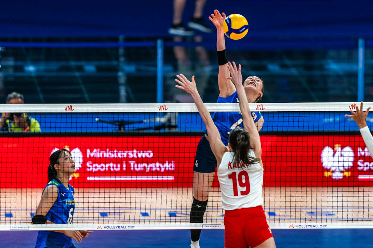 スパイクを打つ女子日本代表の石川（C）FIVB