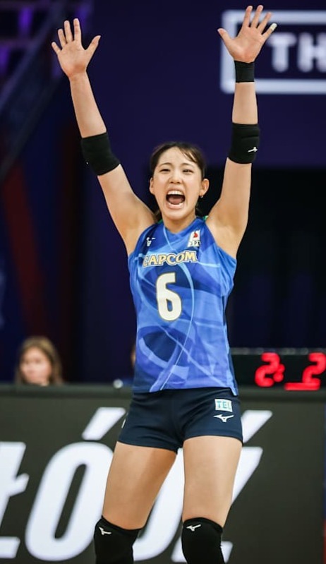笑顔を見せる女子日本代表の関（C）FIVB