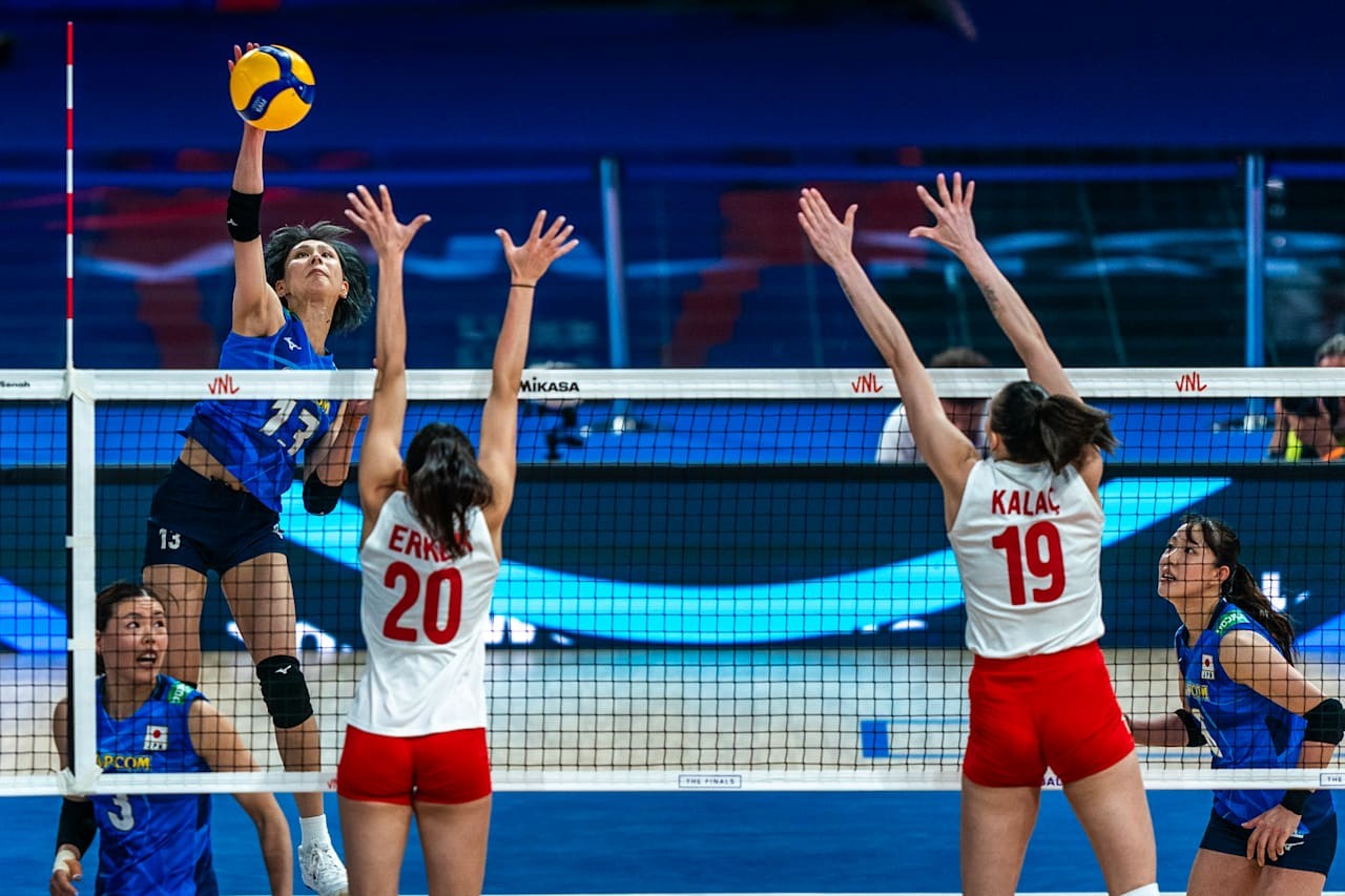 スパイクを打つ女子日本代表の和田（C）FIVB