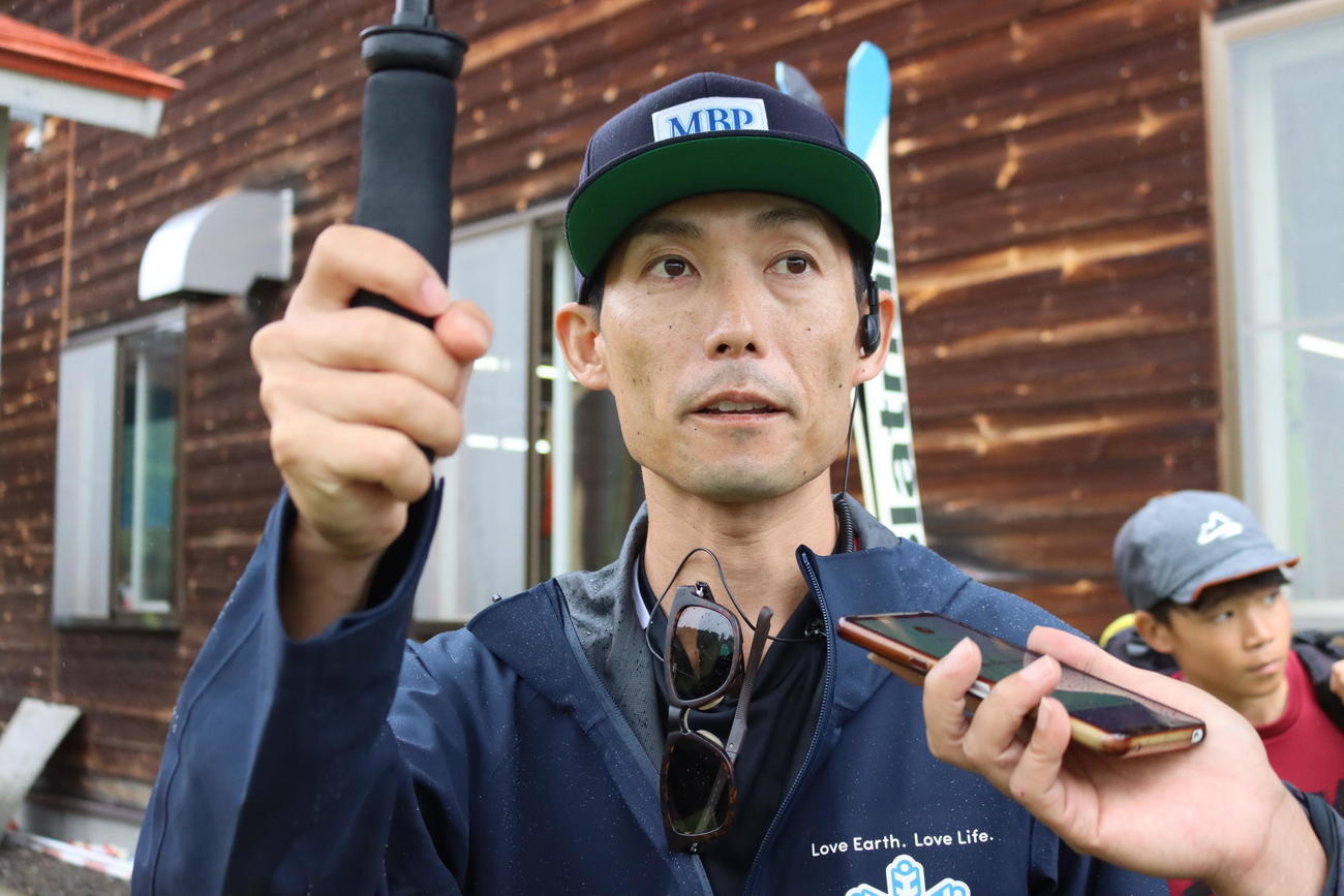 公式練習後、取材に対応する雪印メグミルク伊東監督（撮影・保坂果那）
