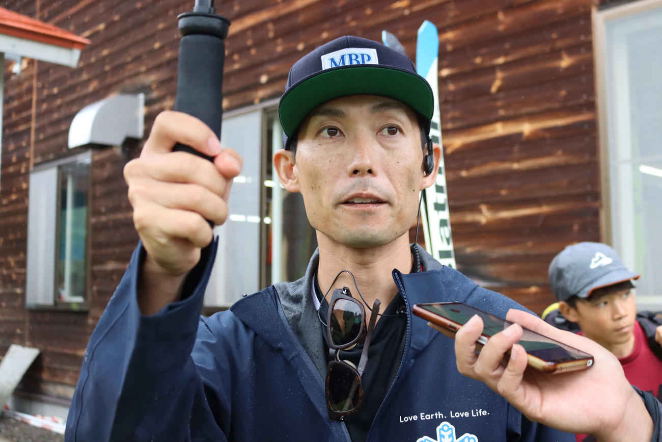 公式練習後、取材に対応する雪印メグミルク伊東監督（撮影・保坂果那）