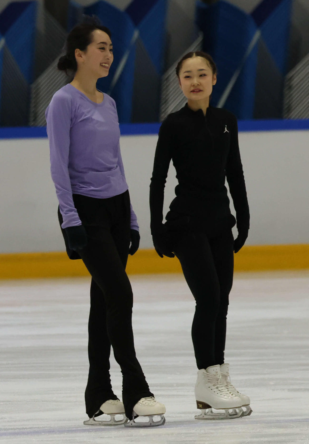 フィギュアスケート全日本ジュニア合宿公開で、リンク上で話す櫛田育良（左）と島田麻央（撮影・西尾就之）