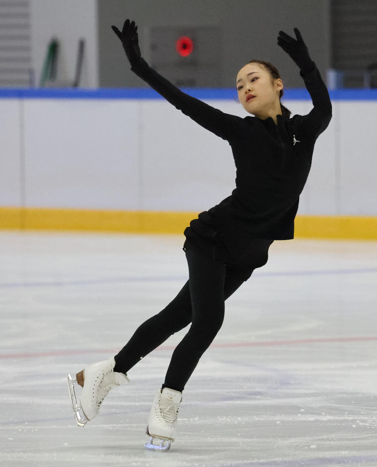 フィギュアスケート全日本ジュニア合宿公開で演技の一部を披露する島田麻央（撮影・西尾就之）