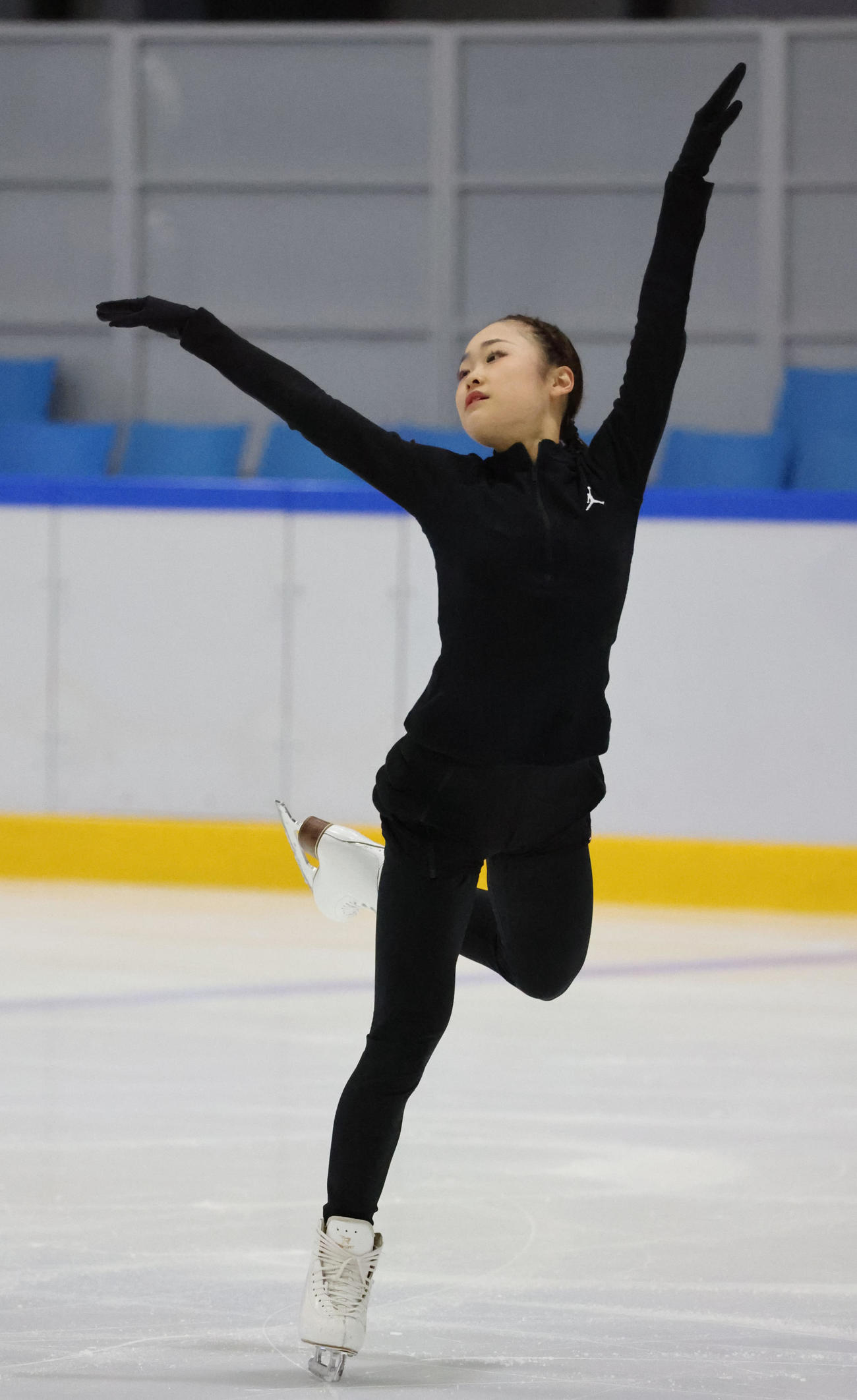 フィギュアスケート全日本ジュニア合宿公開で演技の一部を披露する島田麻央（撮影・西尾就之）
